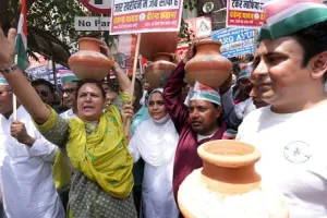 దేశ రాజధానిలో నీటి సంక్షోభం...మట్టి కుండలతో కాంగ్రెస్ నిరసన