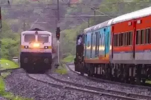 రైల్లో అగ్ని ప్రమాదమంటూ దూకి.. ముగ్గురు మృతి 