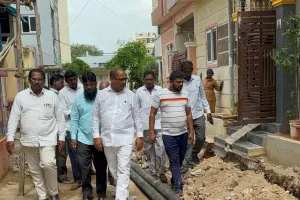 అండర్ గ్రౌండ్ డ్రైనేజ్ నిర్మాణ పనులను పరిశీలించిన కార్పొరేటర్ .. 