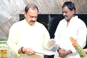 టీపీసీసీ అధ్యక్షులు మహేష్ కుమార్ గౌడ్ ను కలిసిన కాంగ్రెస్ నేత మురళి గౌడ్