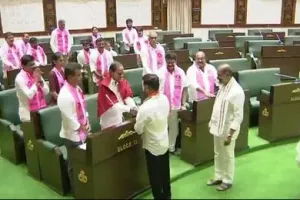 అసెంబ్లీలో కేసీఆర్ తో సీఎం రేవంత్ రెడ్డి కరచాలనం ...వీడియో ఇదిగో