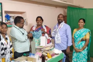 గౌను గుర్తు చూపిస్తూ 4 వార్డ్ అభ్యర్థి మాధవి ప్రచారం