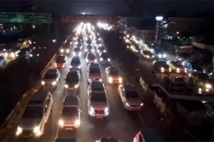 సంక్రాంతి తిరుగు ప్రయాణం: హైవేలపై భారీగా ట్రాఫిక్ జామ్!