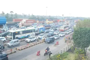 విజయవాడ హైవేపై పోటెత్తిన వాహనాలు 