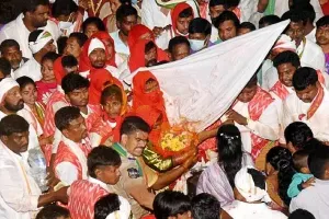 మేడారంలో మహా ఘట్టం ఆవిష్కృతం