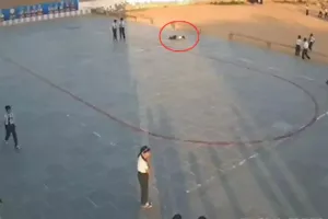 స్కూల్‌లో ఆడుతూ కుప్పకూలి.. 