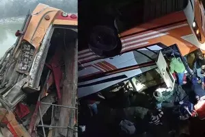 ఘోర బస్సుప్రమాదం.. 18 మంది దుర్మరణం