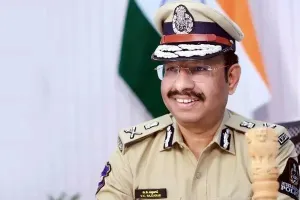 పోలీస్ వేషం చూసి మోసపోకు.. ప్రజలను హెచ్చరించిన సీపీ సజ్జనార్