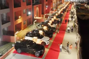 ఉద్యోగులకు రూ.20 కోట్ల కార్ల కానుక