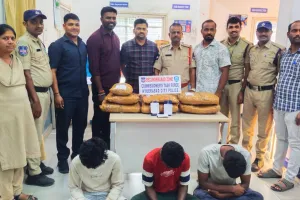 గంజాయి విక్రయిస్తున్న ముగ్గురు అరెస్ట్