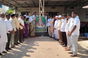 బాబు చిత్ర పటానికి పాలాభిషేకం