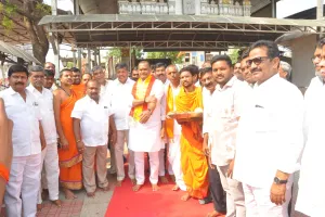సాయి నాథుని దర్శించుకున్న మంత్రి కోమటిరెడ్డి