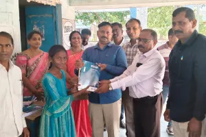 పాఠ్య పుస్తకాలు పంపిణీ. -  జిల్లా విద్యాశాఖ అధికారి  ఏ . సత్యనారాయణ మూర్తి .