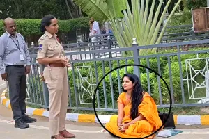 టెక్ మహీంద్రా కార్యాలయం ముందు మహిళా ఉద్యోగి ధర్నా.. న్యాయం చేయాలని డిమాండ్
