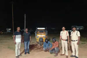 చోరీ కేసుల్లో నలుగురు అరెస్ట్ : ఆటోతో పాటు చోరీ సొత్తు స్వాధీనం