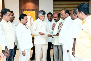 తెలుగుదేశం ప్రజాపథం నివేదికను చంద్రబాబుకు అందజేత