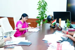 అంగన్వాడీల్లో వంద శాతం మౌలిక వసతులు కల్పించాలి: మంత్రి సీతక్క