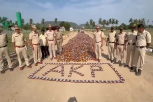 రూ.50 లక్షల విలువైన మద్యం సీసాలు ధ్వంసం చేసిన అనకాపల్లి పోలీసులు