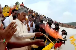 వెలిగొండలో కృష్ణమ్మ జలకళ.. జలహారతి ఇచ్చిన సీఎం చంద్రబాబు