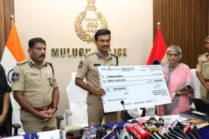 ములుగులో పోలీసుల ఎదుట లొంగిపోయిన మావోయిస్టు నేత సమతా