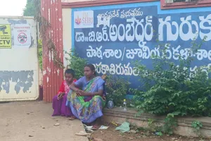 ఏలూరు గురుకులంలో దారుణం.. విద్యార్థినిని బయటకు పంపిన ప్రిన్సిపాల్.. 
