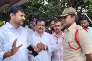 మాదేపల్లిలో ఉద్రిక్తత.. మాజీ ఎమ్మెల్యే అబ్బయ్య చౌదరిని అడ్డుకున్న పోలీసులు