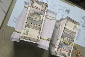రూ.30 లక్షలకే కోటి ఫేక్ నోట్లు.. కారులో తరలిస్తుండగా పట్టుకున్న పోలీసులు