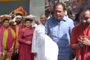బోనాల ఉత్సవాల్లో మంత్రి సీతక్క, కిషన్ రెడ్డి.. భక్తులతో కలిసి ప్రత్యేక పూజలు