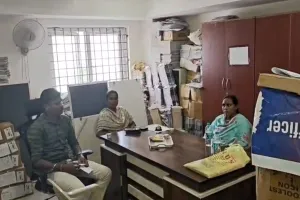 జీహెచ్‌ఎంసీ టౌన్ ప్లానింగ్ సూపర్‌వైజర్‌ ప్రభావతి లంచం తీసుకుంటూ పట్టుబాటు