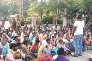 కామారెడ్డిలో పారిశుద్ధ్య కార్మికుల ఆందోళన