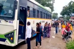 జగిత్యాల–కరీంనగర్‌ రోడ్డుపై నిలిచిపోయిన ఎలక్ట్రిక్‌ బస్సు.. ప్రయాణికుల అవస్థలు