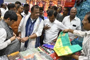 జాతీయ చేనేత దినోత్సవం సందర్భంగా నేతన్నలకు మంత్రి కోమటిరెడ్డి శుభాకాంక్షలు
