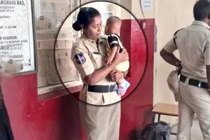 ప్రేమకు ఖాకీ అడ్డంకి కాదు.. ఏడుస్తున్న పాపాయిని ప్రేమగా ఓదార్చిన పోలీస్ ఆఫీసర్