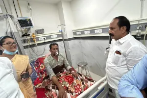 అస్వస్థతకు గురైన మాజీ సర్పంచ్ రాజును పరామర్శించిన ఎమ్మెల్సీ రవీందర్ రావు