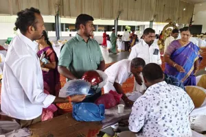 పెళ్లిలో వినూత్న కానుక.. 500 హెల్మెట్లు పంపిణీ చేసిన అర్చకుడు