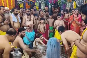 రాఖీ పౌర్ణమి వేళ మహాకాళేశ్వరుడికి పంచామృత అభిషేకం