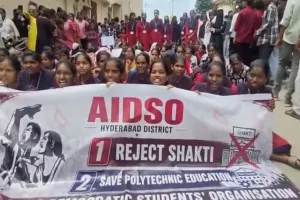 పటాన్‌చెరులో పాలిటెక్నిక్ విద్యార్థుల నిరసన.. శక్తి స్కీంలో విలీనం చేయొద్దంటూ ఆందోళన