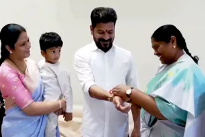 సీఎం రేవంత్‌రెడ్డి ఇంటికి మంత్రి సీతక్క.. రాఖీ కట్టి స్వీట్‌ తినిపించిన మంత్రి