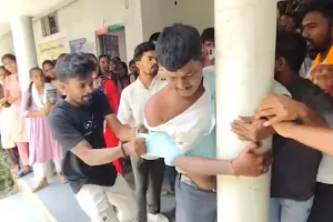 దేవరకొండ ప్రభుత్వ జూనియర్ కాలేజీలో ఉద్రిక్తత.. లెక్చరర్‌పై ఏబీవీపీ కార్యకర్తల దాడి
