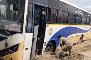 వర్షానికి బస్సులే చిక్కుకుపోతే.. ప్రయాణికుల పరిస్థితి ఏంటి?