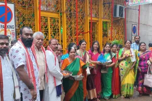 ఉజ్జయిని మహంకాళికి పద్మశాలి సంఘం పట్టు వస్త్రాలు సమర్పణ 