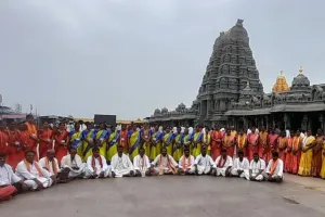 గిరి ప్రదక్షిణలో భజన బృందాల సందడి