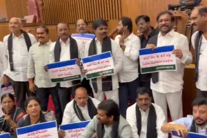 నేలపై కూర్చుని వైసీపీ ఎమ్మెల్సీల నిరసన.. డీఎస్సీపై చర్చకు డిమాండ్‌