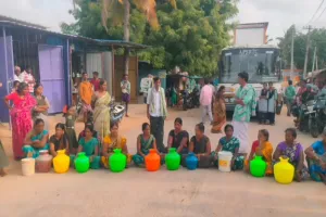 అపిలేపల్లిలో తాగునీటి కోసం మహిళలు రోడ్డెక్కారు.. ఖాళీ బిందెలతో నిరసన