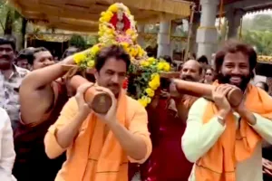 చెన్నైలో హనుమాన్ ఆలయ ఉత్సవంలో యాక్షన్ కింగ్ అర్జున్.. పల్లకీ మోసిన నటుడు