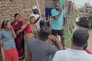 బీహార్‌లో బీభత్సంగా వరదలు.. ఇళ్లను వదిలి బయటకు వస్తున్న గ్రామస్తులు