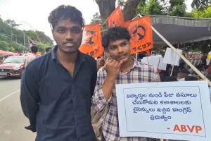 హైదరాబాద్‌ ధరణి చౌక్‌లో స్కాలర్‌షిప్‌ల కోసం విద్యార్థుల ధర్నా 