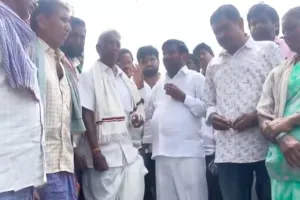 ఎండిపోతున్న పంటలను పరిశీలించిన జగదీష్ రెడ్డి