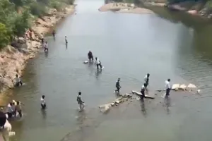 జూరాల ప్రాజెక్ట్ వద్ద పోలీసుల పహారాను దాటుకొని కాలువలోకి దిగిన రైతులు