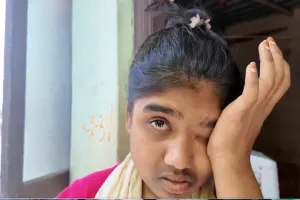 ఇల్లు కూల్చేస్తారంటూ కన్నీళ్లు పెట్టుకున్న యువతి.. ఖమ్మంలో ఆవేదన